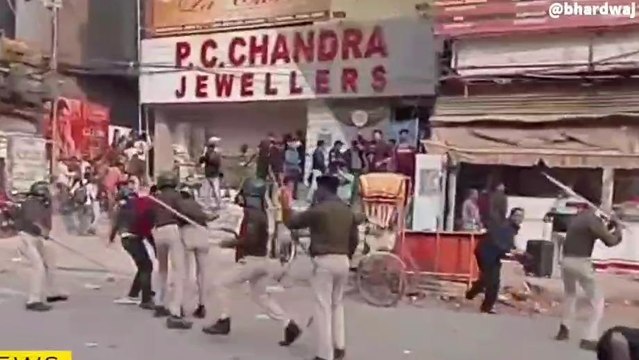 पटना का डाक बंगला चौराहा बना रण क्षेत्र, शिक्षक अभ्यर्थियों को दौड़ा-दौड़ा कर पुलिस ने पीटा