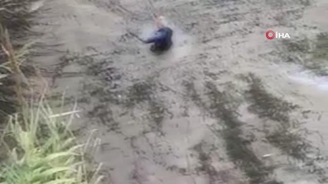 Balık yakalarken beline kadar çamura saplandı