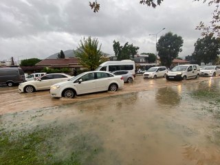 İzmir'de sağanak su baskınlarına neden oldu