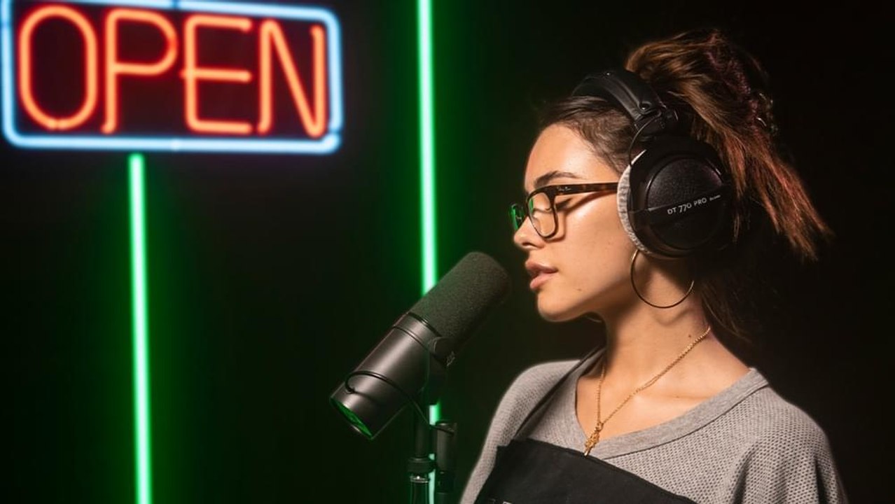 Madison Beer “Showed Me (How I Fell In Love With You)” (Live Performance) | Open Mic