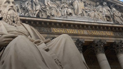 Ivre, le député de la NUPES Aurélien Taché perturbe une pièce de théâtre à Paris