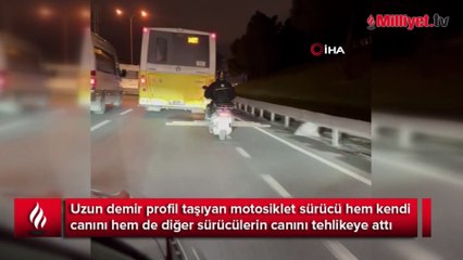 Motosikletle demir profil taşıyan sürücü trafiği tehlikeye attı