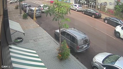 Vídeo: Motociclista fica ferida em acidente de trânsito no Centro