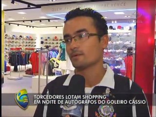 Por autógrafo de Cássio, corintianos lotam shopping em São Paulo