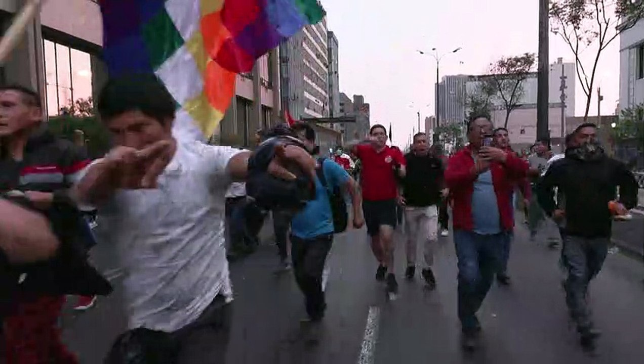 Ausschreitungen in Peru - Rückkehr des entmachteten Staatschefs gefordert
