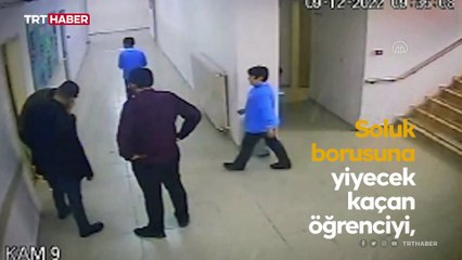 Soluk borusuna ekmek kaçan öğrencisini Heimlich manevrasıyla kurtardı