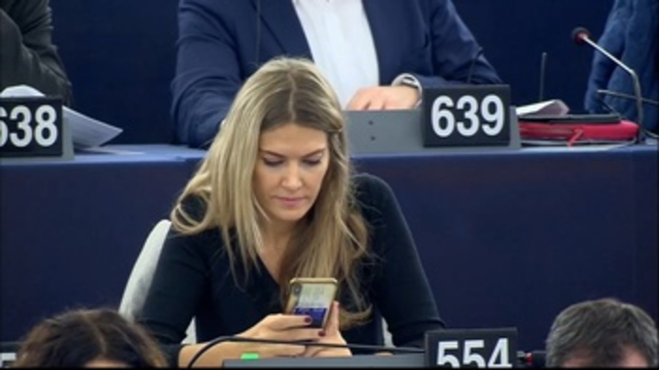 La Eurocámara destituye a Eva Kaili como vicepresidenta tras su imputación