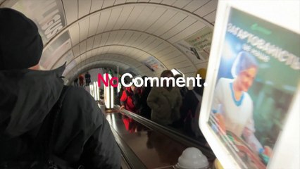 شاهد: سكان كييف يحتمون في محطة القطار أثناء الغارات الجوية