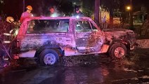 En una acto vandálico, sujetos, prendieron fuego a una camioneta en Arcos Zapopan