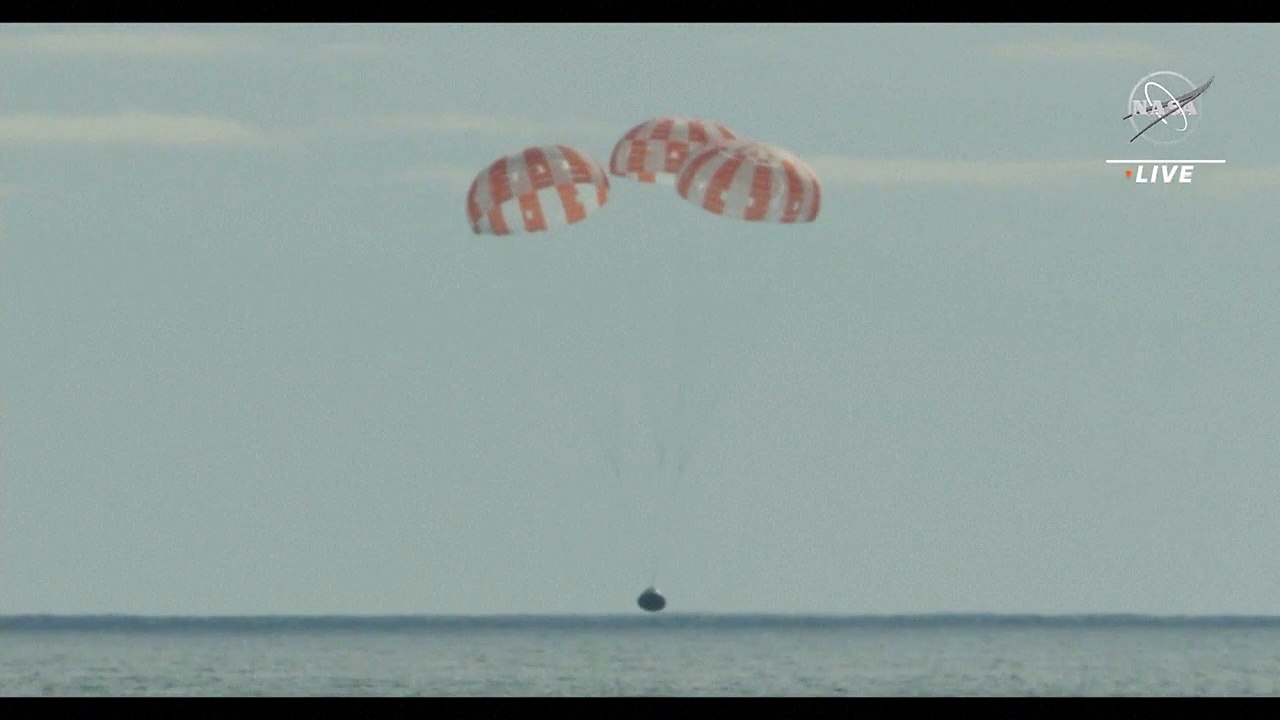 Cápsula Orión de NASA ameriza tras viaje alrededor de la Luna