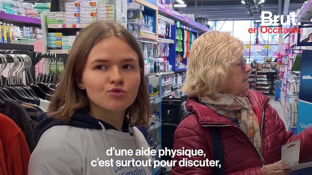 Elle accompagne les personnes âgées dans leurs courses