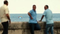 Balseros cubanos auxiliados por guardafronteras en pleno malecón de La Habana