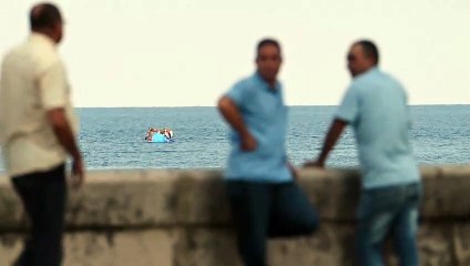 Balseros cubanos auxiliados por guardafronteras en pleno malecón de La Habana