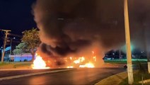 Manifestantes bolsonaristas confrontam polícia e incendeiam veículos em Brasília