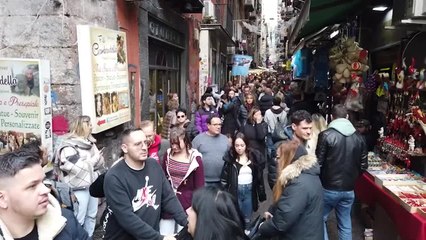 Natale, boom di turisti nel centro storico di Napoli