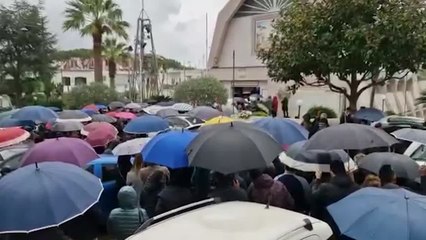 Télécharger la video: Ischia, palloncini colorati e applausi per l'ultimo saluto alla famiglia Monti