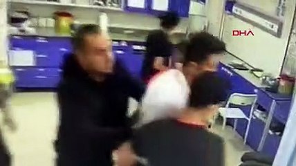 Sağlık çalışanlarına saldırı sırasında kalp krizi geçirdi