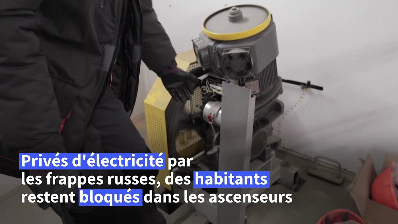 Coupures d'électricité: les ascensoristes de Kiev au secours des habitants pris au piège