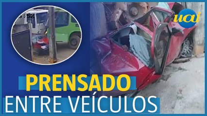 Carro é prensado entre caminhão e ônibus em MG