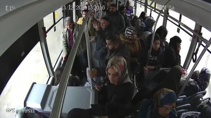 Otobüs şoförü, baygınlık geçiren yaşlı kadını hastaneye götürdü