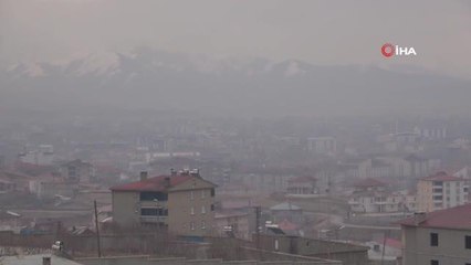 Yüksekovalılar artık maskeyi koronavirüsten değil, kömür dumanından dolayı takmaya başladı