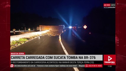 Carreta carregada com sucata de aço tomba na BR-376 em Mauá da Serra