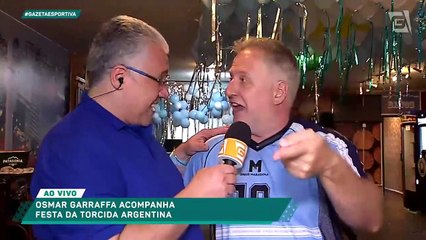 Torcedores da Argentina fecham rua para celebrar ida à final na Zona Leste de São Paulo