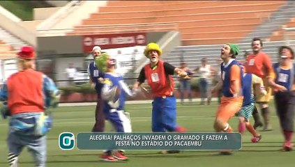 Alegria! Palhaços invadem o gramado e fazem a festa no estádio do Pacaembu