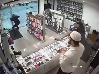 Momento en que un ladrón de celulares no puede huir porque la puerta estaba cerrada