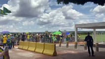 Bolsonaristas protestam contra diplomação de Lula e cenas de vandalismo são registradas no DF
