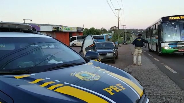 Veículos são recolhidos pela PRF em blitz em Cascavel