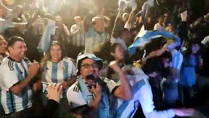 Los aficionados de Argentina estallan de alegría con el segundo gol de la albiceleste