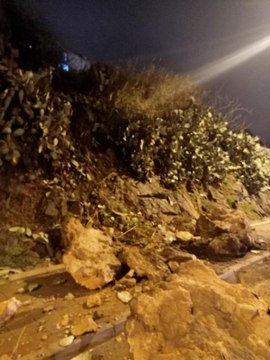 İZMİR'DE YAMAÇTAN DÜŞEN KAYA PARÇALARI YOLU KAPATTI