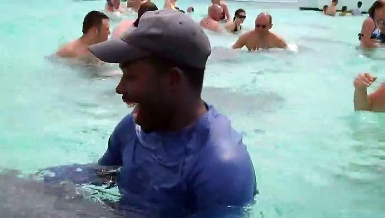 Putting Stingray's Stinger in Mouth_HD
