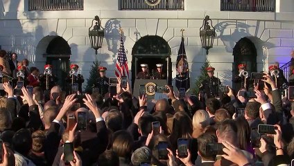 Joe Biden sanciona lei que protege o casamento homoafetivo