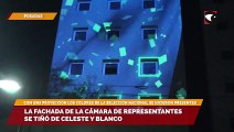 La fachada de la cámara de representantes se tiñó de celeste y blanco