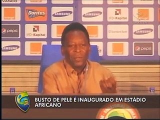 Pelé recebe busto em sua homenagem, no Gabão