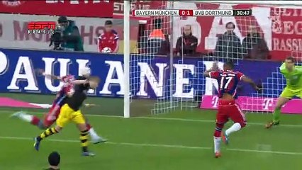 Borussia tenta, mas leva virada para o Bayern e segue em má fase no Alemão