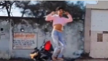 सागरः कॉलेज स्टूडेंट का अश्लील गानों पर ठुमके लगाते वीडियो वायरल,देखें ख़बर