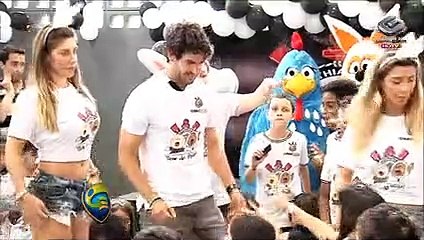 Recuperado, Pato distribui ovos de Páscoa para crianças
