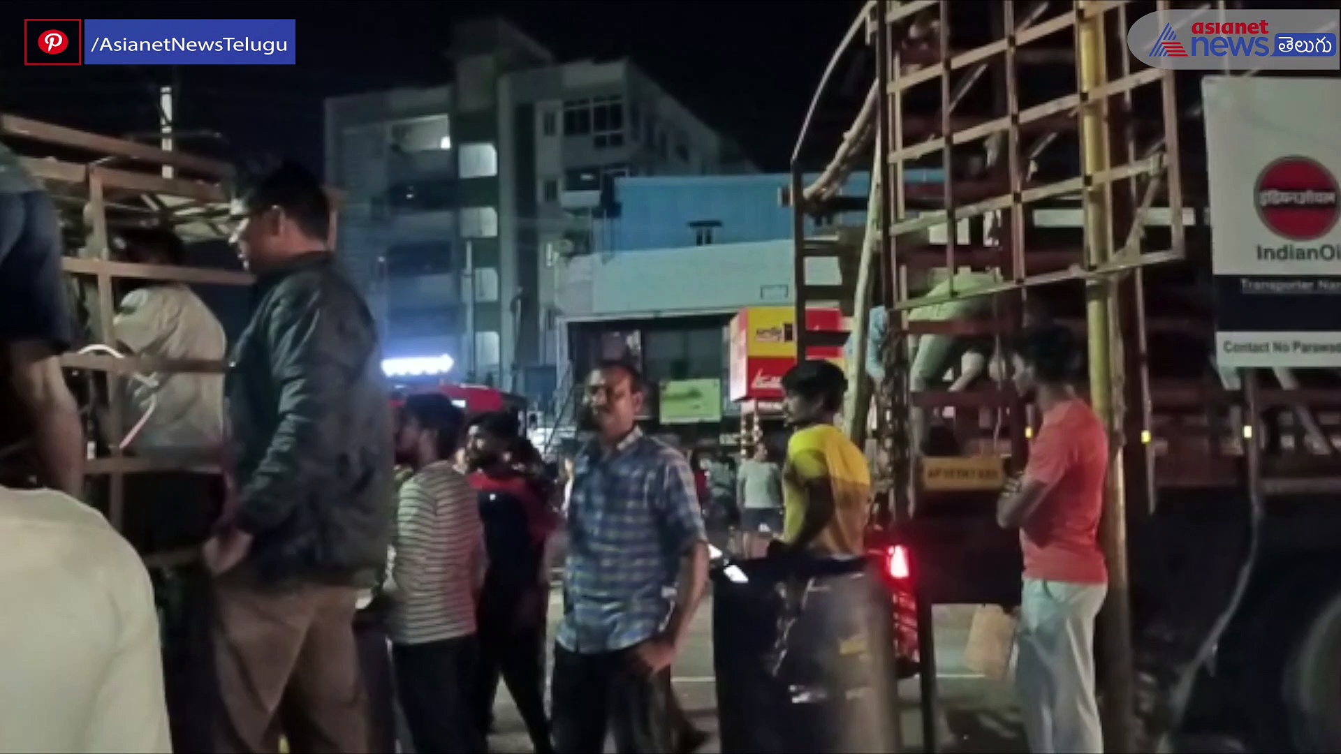 విశాఖ శివారులో గ్యాస్ సిలిండర్ల లారీ బోల్తా... తప్పిన పెనుప్రమాదం