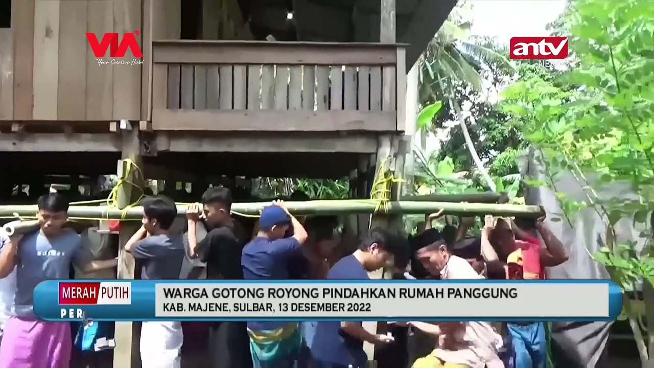 WARGA GOTONG ROYONG PINDAHKAN RUMAH PANGGUNG