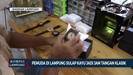 Pemuda di Lampung Sulap Kayu Jadi Jam Tangan Klasik