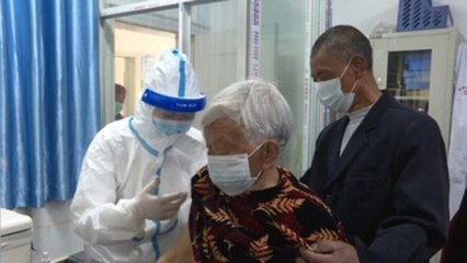 China busca aumentar la inmunidad de ancianos y deja de contar asintomáticos