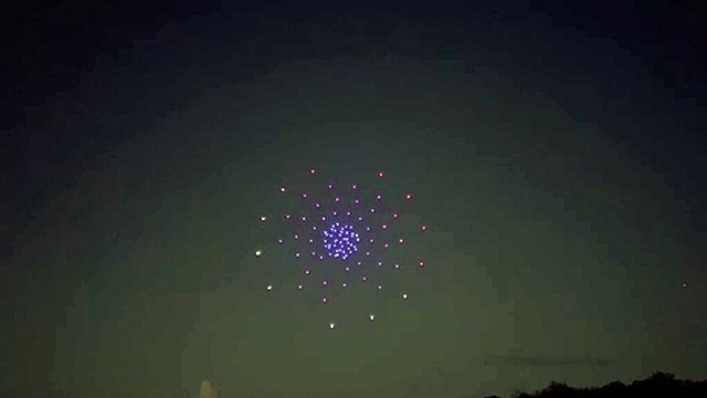 Vidéo - Feu d'artifice de drones au-dessus de Saint-Denis