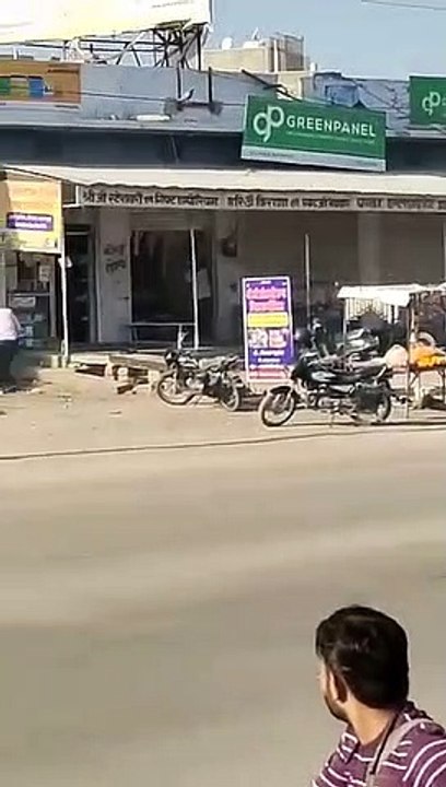 खुलेआम गुण्डागर्दी : डम्पर-कैम्पर से एसयूवी को टक्कर मारी, गोलियां चलाईं, एक घायल
