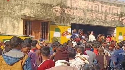 वैशाली: यूरिया खाद सैकड़ों किसानों के बीच बनी मुसीबत, कतार में खड़े होकर करना पड़ा इंतजार