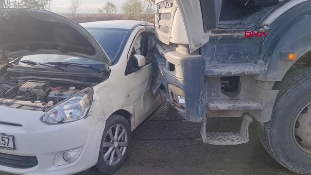 DEPOYA GİREN OTOMOBİLE BETON MİKSERİ ÇARPTI 2 YARALI
