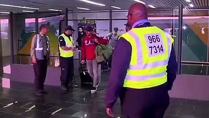 Eliminada, seleção brasileira desembarca no Rio de Janeiro