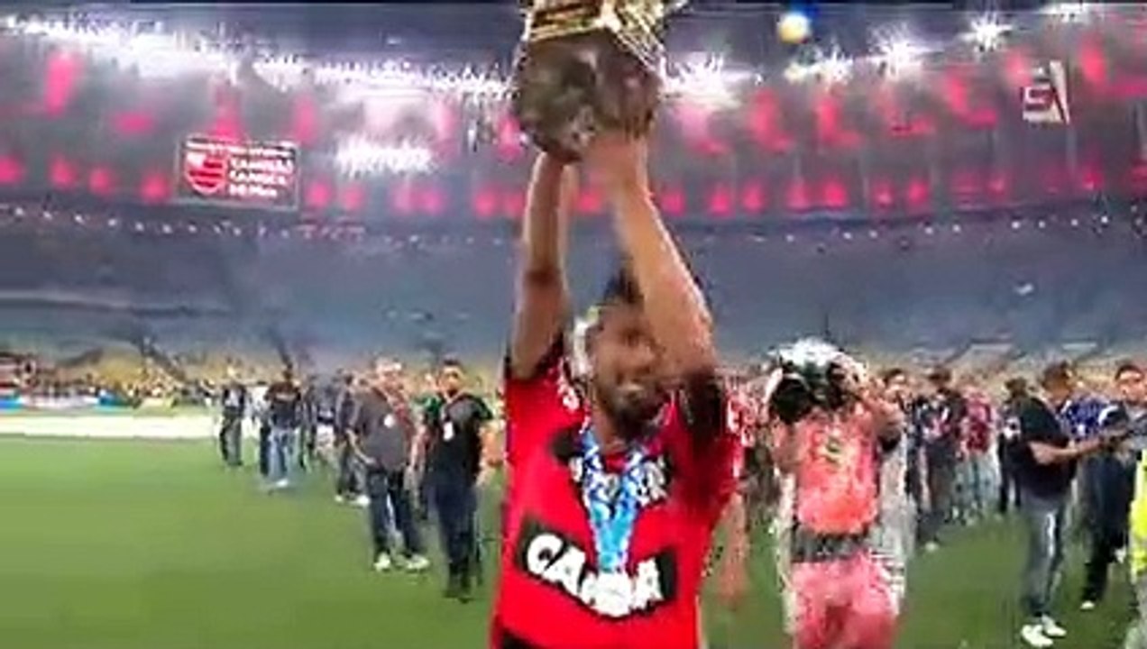 Com gol no fim, Flamengo empata com Vasco e é campeão carioca